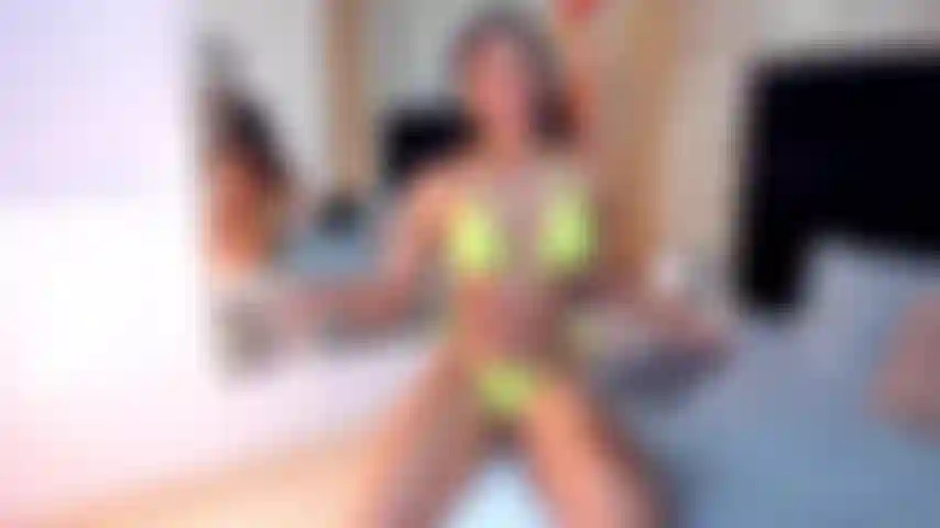 Desfilo meu corpo sexy, duro e quente para você.