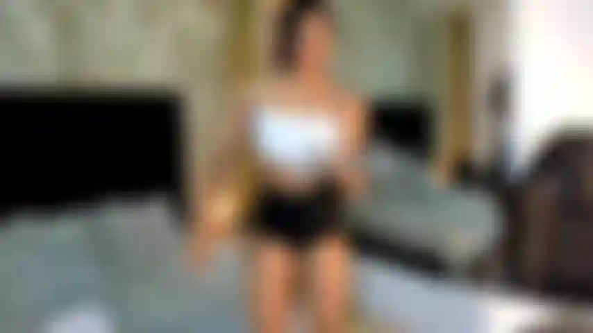 Curta sessão de rosca direta de bíceps com pesos.