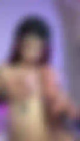 Me masturbo com meus peitos ricos.