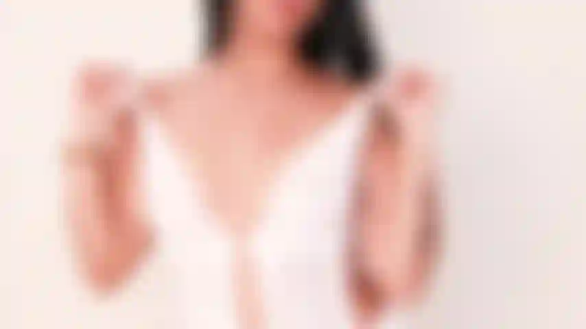 Venha ver meus seios sensuais pegando fogo.