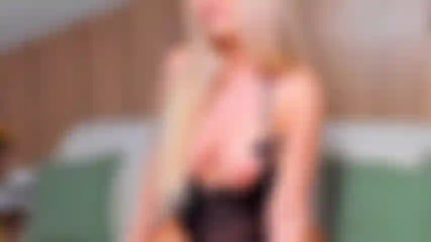 Aperte meus seios, eu gosto de te provocar.