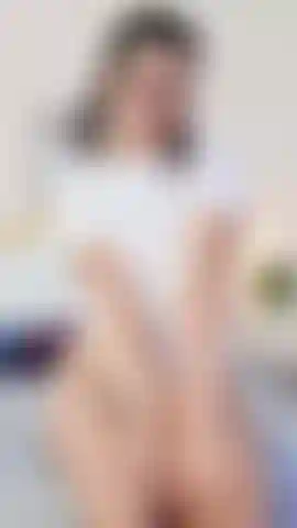 A gostosa isaa se masturba para você quando chega em casa depois de estudar.