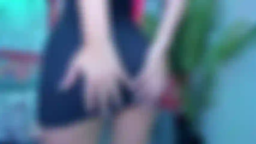 Vestido curto foda dildo. Buceta aberta.