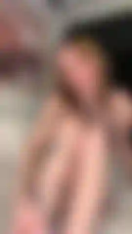 Chupando e lambendo os pés e os dedos dos pés.