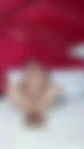 Footjob, peitos grandes e buceta nua.