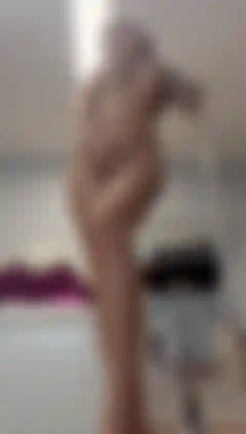 Os pés provocam - lamba-os, limpe-os - corpo nu e excêntrico.