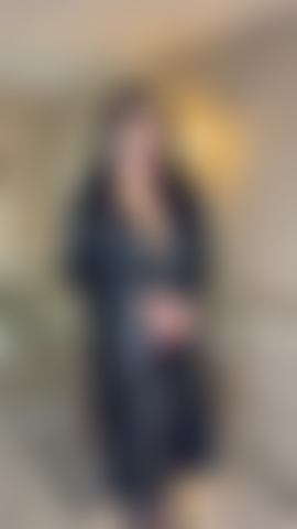 Usando um dildo em cima de uma mesa de centro!