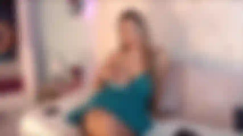 Adoro cavalgar todo seu pau até você me fazer esguichar.