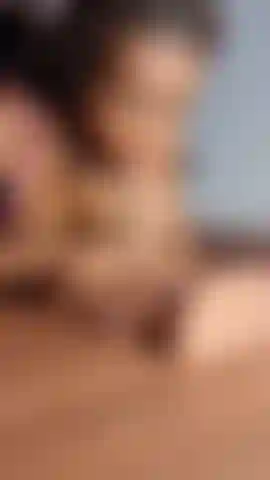 Ivanna chupa seu pau na área de trabalho.