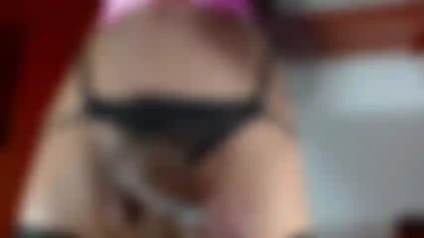 A linda ivanna esguicha enquanto você olha para o rosto dela.