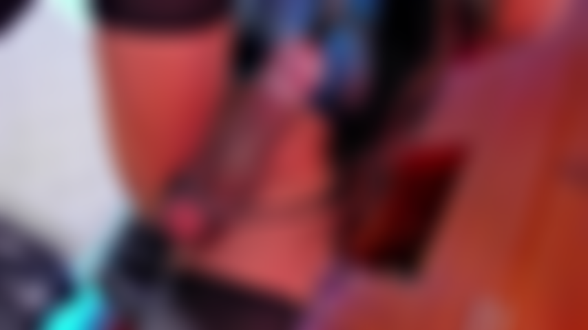 A sexy ivana com uma bomba no seu pau enorme e uma gozada enorme.