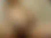 O que uma garota deve fazer quando está sozinha em casa, entediada e encharcada?