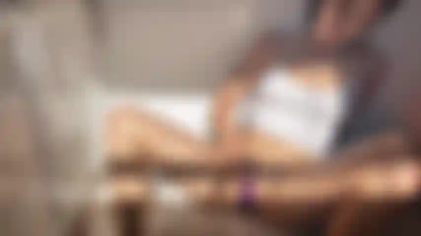 Afiando no chão da cozinha com vibrador.