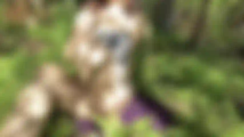 Masturbação sensual ao ar livre perto de um lago público.