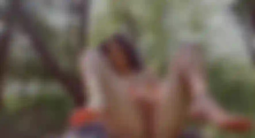 Garota hippie goza nos dedos na floresta.