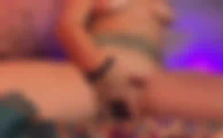 Exibindo minha buceta rosada - dupla penetração - orgasmos de sacudir as pernas.