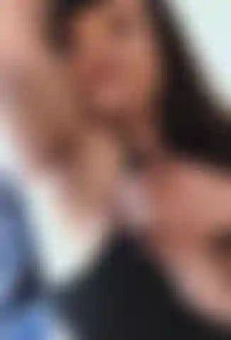 Sem nudez - axilas muito peludas e fumante.