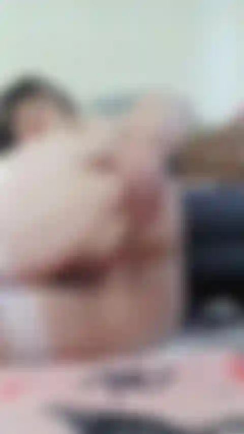 Mmmmmm, ficando safada com um amante! Eu mostro para ele e para você meu buraco do cu, provoco-o, e fodo gostoso. Eu faço dp em mim mesma e depois gozо forte, esguichando!