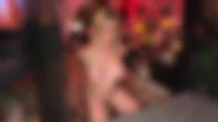 Uma vagabunda algemada que enfia um pau na garganta e fode um travesseiro para gozar.