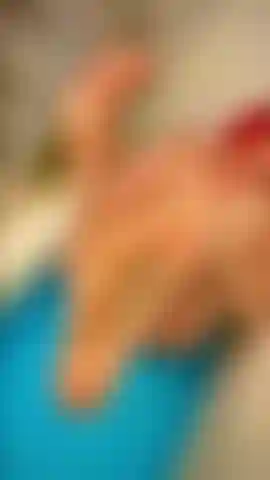 Provocando os pés da banheira.