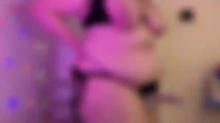 Para rapazes bissexuais safados - a jackie tem um grande strapon branco, mas a sua buceta está muito molhada. Você é uma putinha bissexual bem comportada, não é? Ótimo, o melhor dos dois mundos! A jackie faz você chupar o pau dela antes de puxar o arnês para o lado e te fazer...
