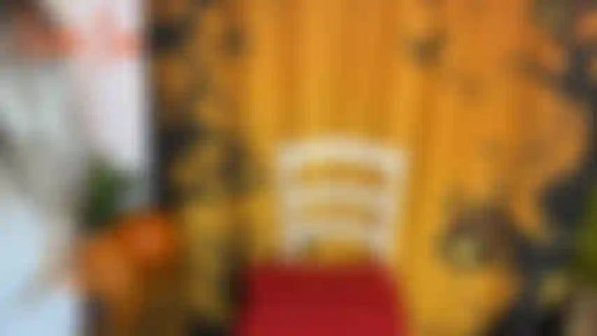 A festa de halloween do marido, jackie, claramente está se divertindo muito na festa de halloween, a sala está girando e ela está um pouco confusa. Felizmente, o marido dela está aqui para cuidar dela, ou...