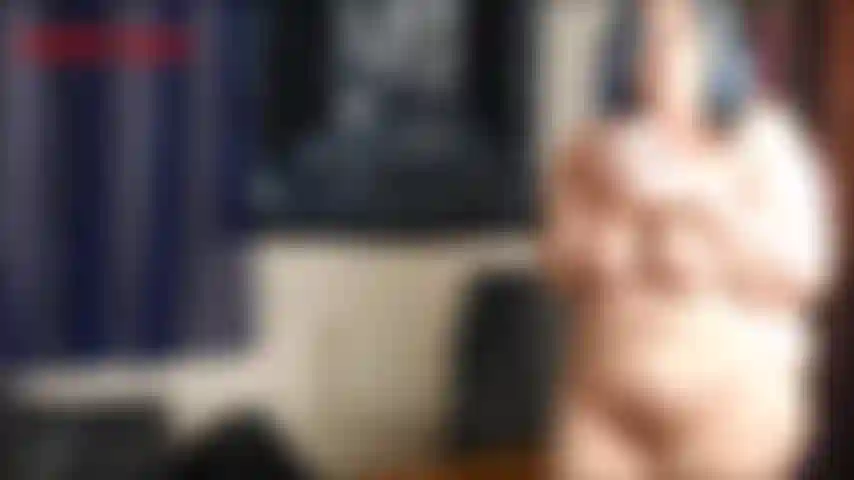 A loção corporal shimmer jackie acabou de sair do banho e se prepara para hidratar sua linda pele. Ela usa sua loção corporal cintilante favorita, passando loção naqueles peitos grandes, na bunda gorda e branca...