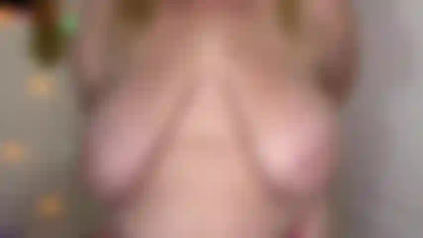 42F milf peitos enfiados em sutiã minúsculo - jackie tem enormes peitos naturais! Os peitos naturais de milf da jackie são 42f, mas hoje ela está experimentando um sutiã branco minúsculo de 32 dd. Ver o tamanho dos enormes melões da jackie tentando se espremer nesse minúsculo...