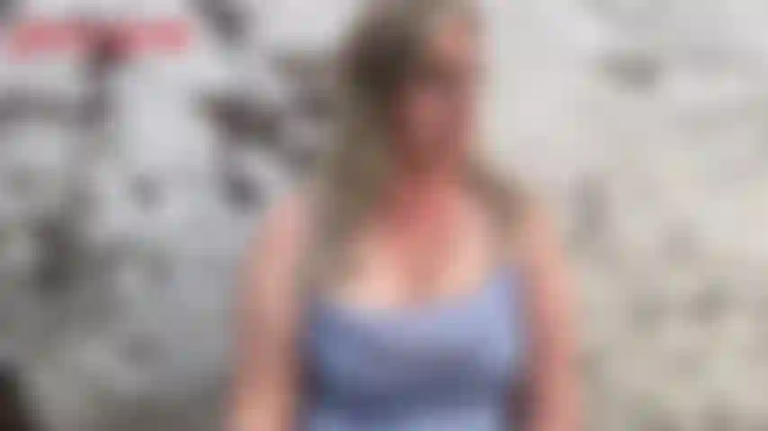 Brincadeira com os seios ao ar livre na primavera - é um lindo dia de primavera e jackie decide brincar lá fora. Ela tira seus enormes seios de milf 40 2f e provoca seus grandes mamilos rosados. Ela os lambe e os provoca com a ponta de sua longa língua, antes de fazer aqueles grandes e perfeitos...