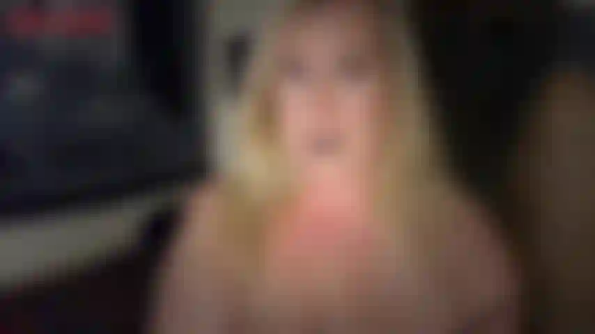 Adoro rir de perdedores — você é um perdedor do caralho, sempre foi. Seu vício em pornografia saiu do controle e agora a única forma de você gozar é quando mulheres riem e te humilham. Bem, você está com sorte, porque a jackie é excelente em...
