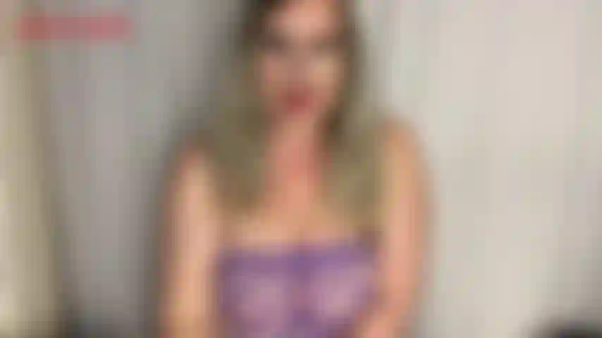 A nova vibe-jackie de jackie acabou de comprar um vibrador roxo novinho em folha e, para quebrar a ideia, ela decidiu vestir um vestido sexy roxo com recorte em rede arrastão. Neste clipe ela puxa um peito grande e mói aquele clitóris duro dela com força em seu novo brinquedo...