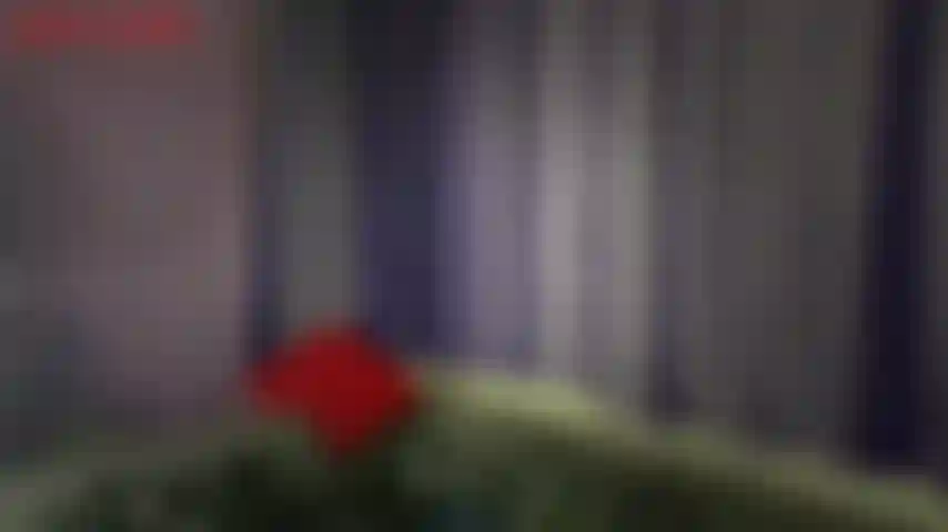 Cabeleireira da esposa 2 - sua esposa está no cabeleireiro e fica nos fundos enquanto sua máscara capilar faz sua mágica. Você fica absolutamente chocado quando vê como é o cabeleireiro da sua esposa, uma loira linda e curvilínea cujos seios estão caindo...