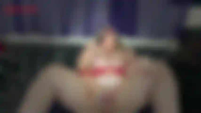 Seu valentão fez de mim seu brinquedo sexual - você chega em casa e encontra sua madrasta vestida como uma puta, com as pernas bem abertas e uma mordaça de bola na boca enquanto brinca com sua buceta. Ela fica chocada que você chegou em casa, a madrasta tem uma confissão a fazer. Seu valentão da escola...
