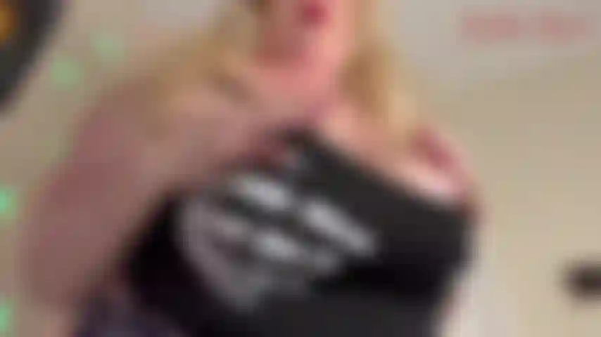 Enormes seios naturais de milf em um top minúsculo - jackie tem um top minúsculo que mal consegue conter seus enormes peitos de milf. Estilo pov, jackie balança aqueles peitos grandes na sua cara, provocando você em sua blusa, apertando-os juntos e exibindo seus enormes e duros.