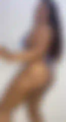 Cavalgo no dildo, minha bunda quica pra você.