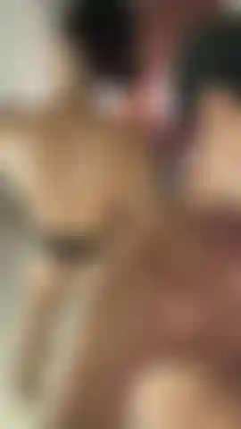 Este xerife tem sua arma pronta.