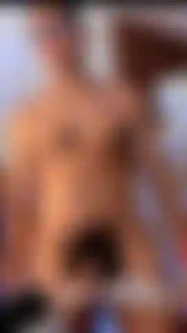 Uma verga peluda e molhada para você, um pau peludo e molhado para você.