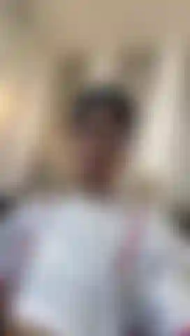 Between shy glances and slow caresses