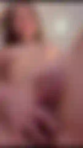 Sou uma garota tão carente, quero trocar meu dedo pelo seu pau duro.