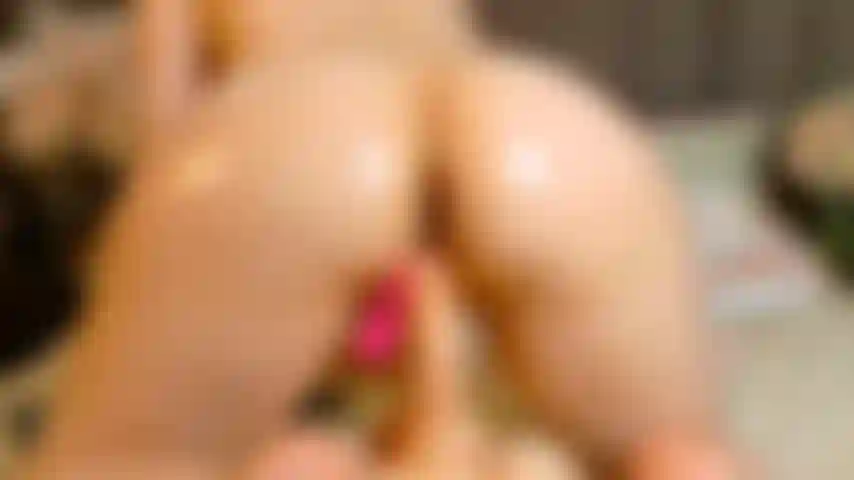 Sua vizinha com uma bunda grande te dá uma visão do cu dela enquanto ela cavalga você no estilo cowgirl reverso.