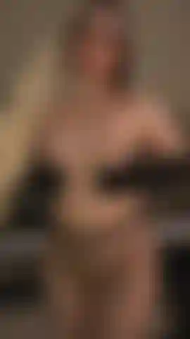 Estou tão desesperada para sentir seu pau duro dentro da minha boceta molhada e apertada que rasguei minha meia arrastão.