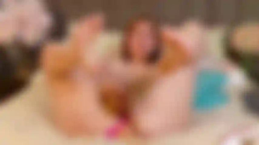 Uma garota gulosa fodendo minha boceta molhada e meu cuzinho apertado ao mesmo tempo, e eu quero muito mais.