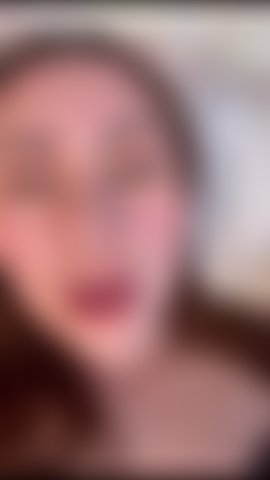 Continuo fodendo minha boca até sentir bem fundo na minha garganta e deixá-la coberta de muito cuspe.