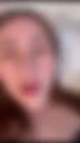 Continuo fodendo minha boca até sentir bem fundo na minha garganta e deixá-la coberta de muito cuspe.