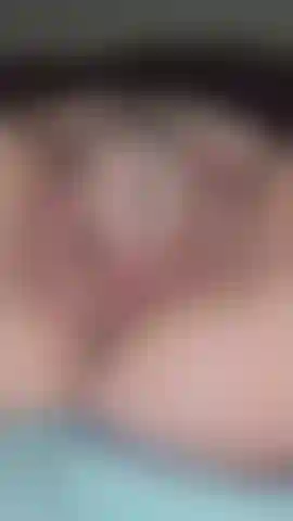 Brincando com minha buceta peluda e molhada de milf novamente neste vídeo, indo devagar dedo por dedo, me veja brincando bem de perto.