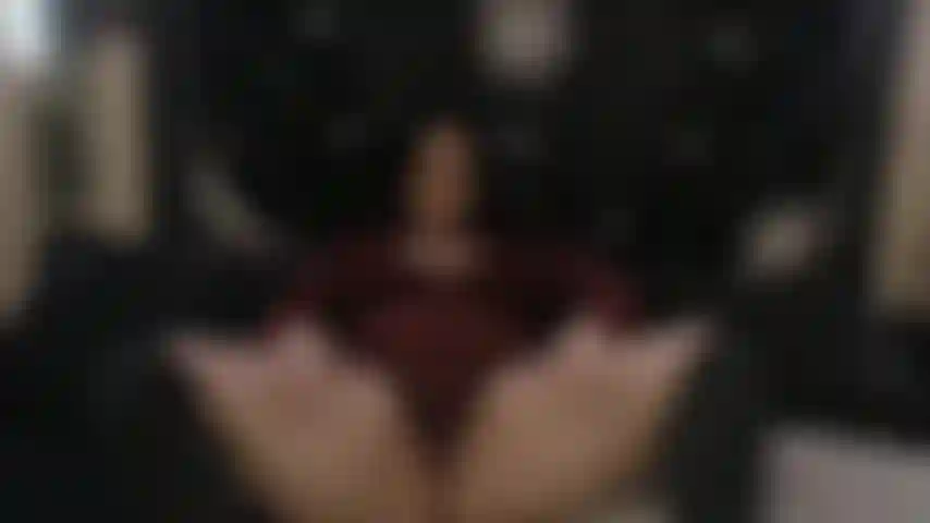 Dedilhando minha boceta através das roupas.