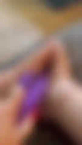 Brincadeira de dildo com os pés.