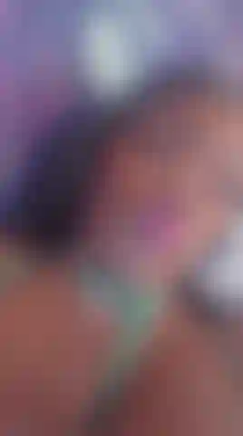 Lábios molhados e suculentos.