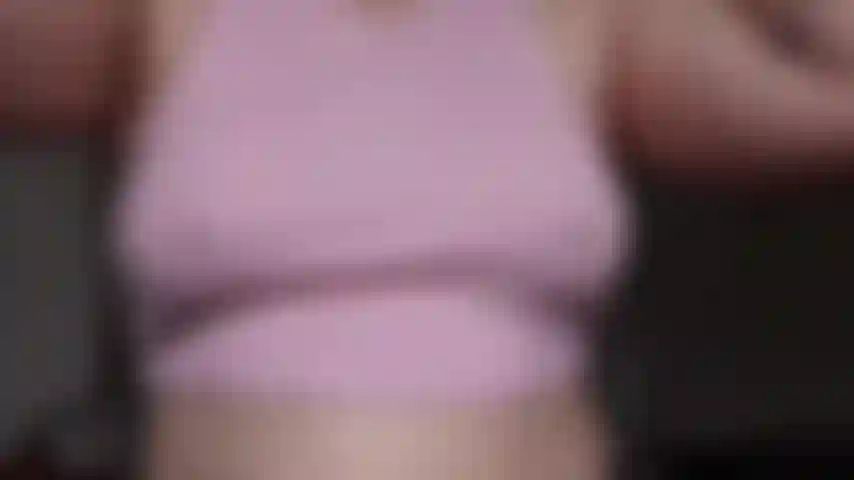 Brincando com meus seios - balançando e massageando.