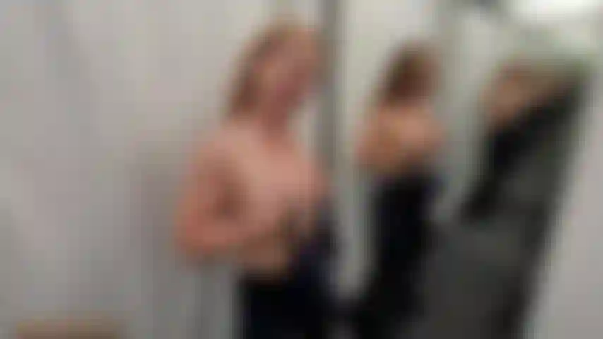 Experimentando roupas em um vestiário.